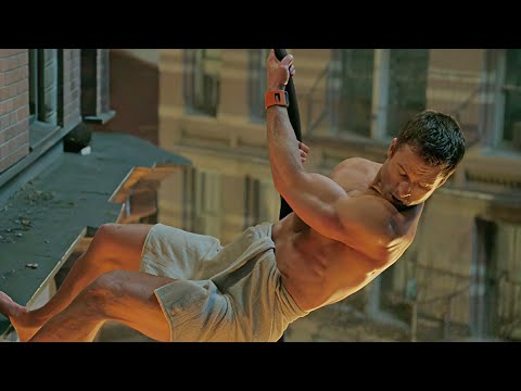 بيدخل مسابقة جرى وإختباء لمدة 30 يوم والجايزه 100 مليون دولار لكنه بيتفاجئ إن البلد كلها بتطارده 