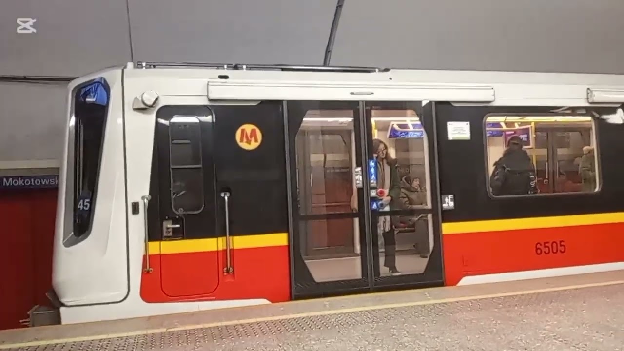 Jedziemy metrem ale zapowiedzi na Racławickiej są zepsute gość @Autobusiarz_z_Mktw_118