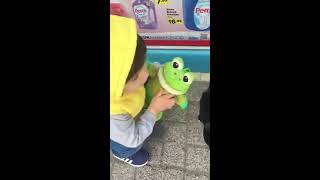 A101 Önünde Kedi̇ Seven Doruk Çağri Çok Mutlu