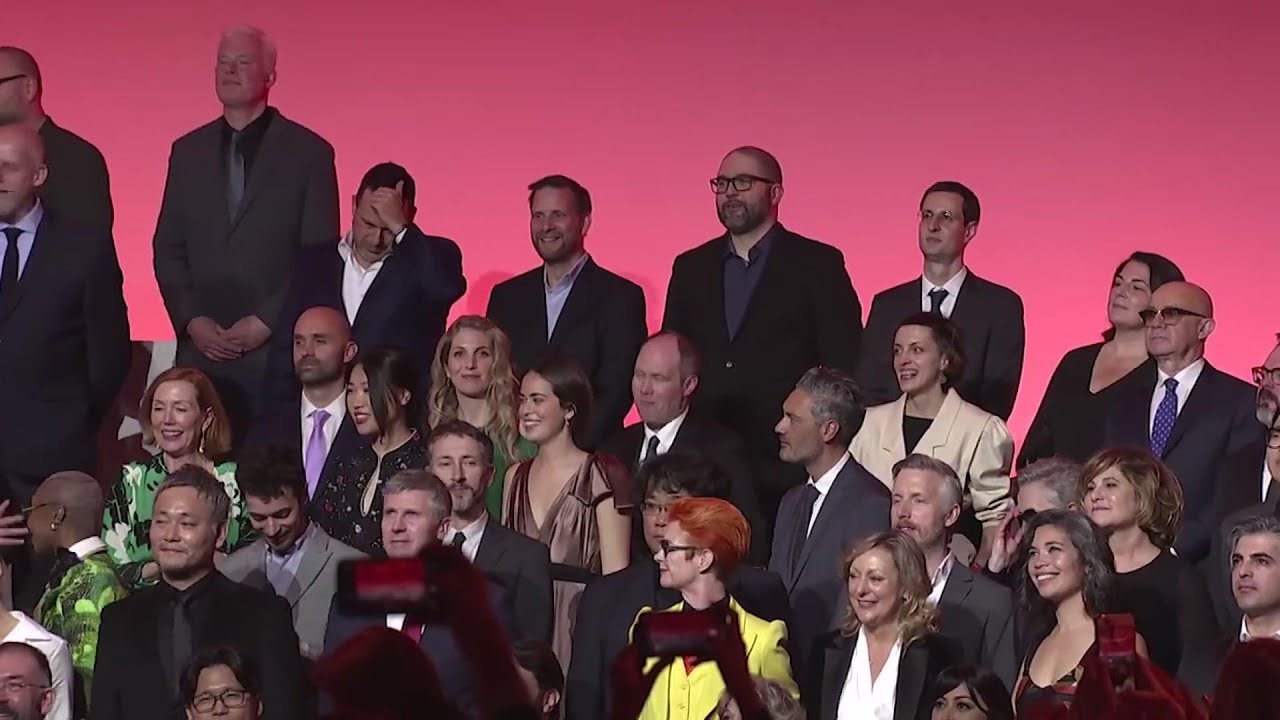 DiCaprio, Pitt, more pose for Oscar nominee class photo