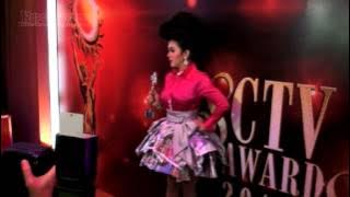 Syahrini Pede Pakai 'Sesuatu' dari Koran