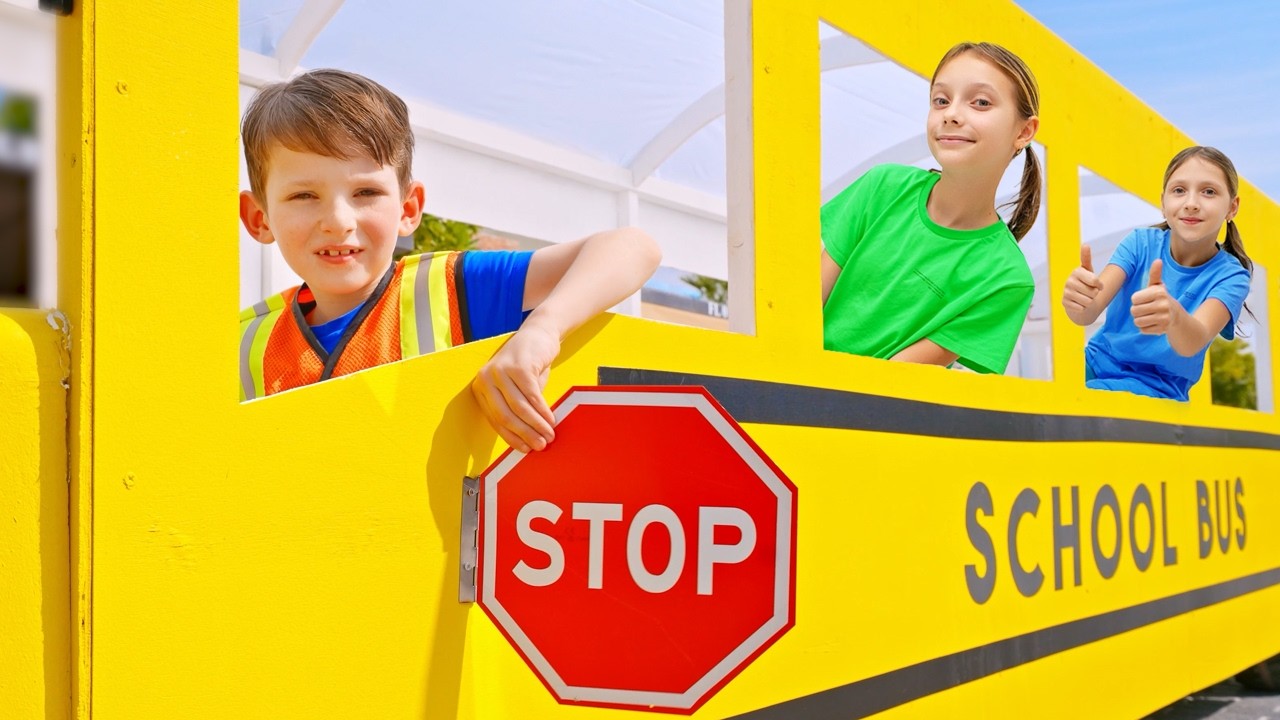 Веселый школьный день | Безопасность в автобусе, Тонет или Плавает & Гигантская футбольная игра