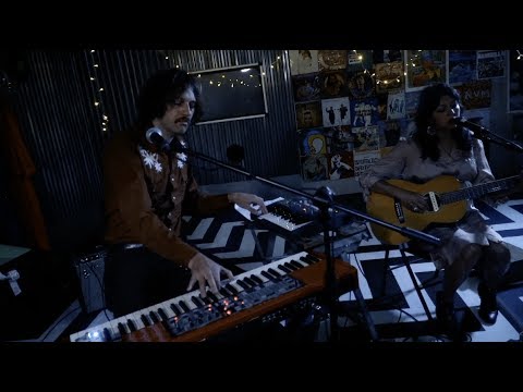 girls like you Shana Cleveland - Invisible When the Sun Leaves (live on PressureDrop.tv)