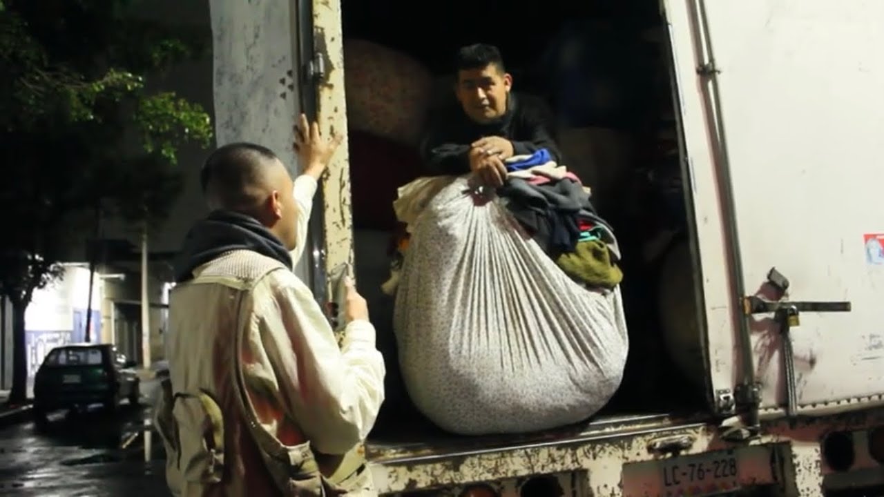 LA PACA DE ROPA ¿QUE SE SIENTE SER EL PRIMERO QUE LA ABRE? / GAJES DE ESTE OFICIO /reportaje.