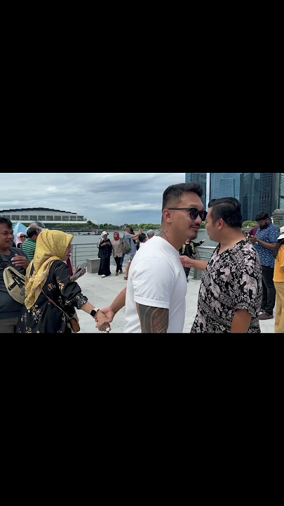 Helmi gandeng tangan cewe orang di singapore || cowo nya ngambek