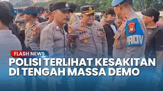 Polisi Meringis Kesakitan dan Pincang di Tengah Botol dan Kayu yang Berterbangan Saat Demo di DPR