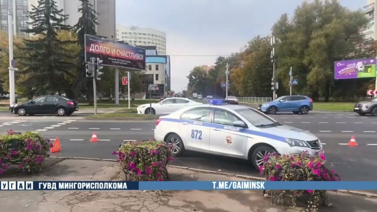 Мотоцикл и легковушка столкнулись на пересечении ул. Я. Коласа и Волгоградской