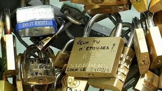 Les cadenas du Pont des Arts, victimes du poids de l'amour - 30/08 Les cadenas du Pont des Arts, victimes du poids de l'amour - 30/08