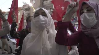 Yakınları dağa kaçırılan aileler HDP binası önünde eylem yaptı