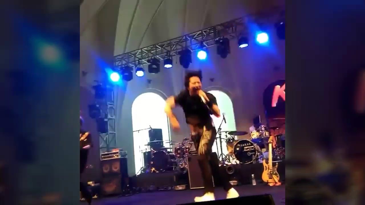 Armand Maulana Fail Performance On Stage - YouTube