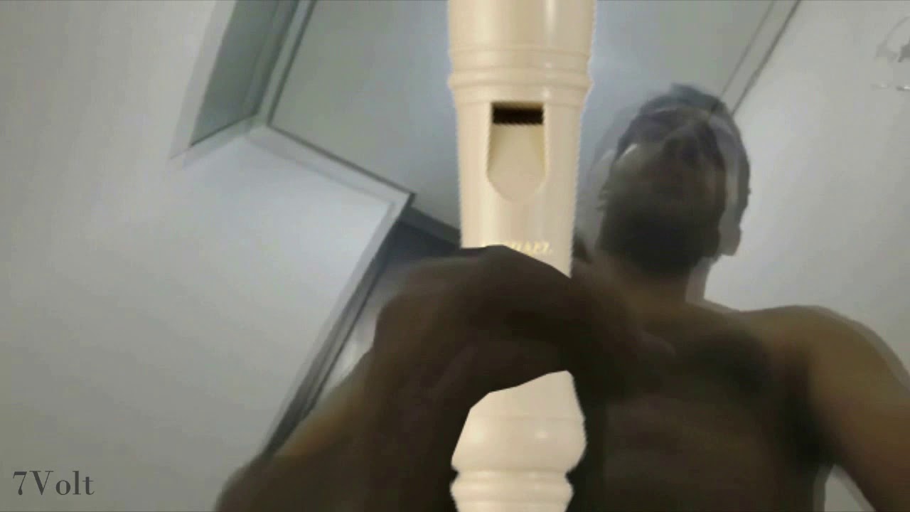 Town Funado Tocando La Flauta