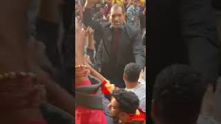 Cwe Huge Gathering Arrive To Meet Their Champion The Great Khali