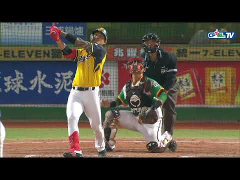 09/15 兄弟 vs 統一 四局上，張志豪打擊後很懊惱，但中左外野手更懊惱球最後落地形成安打