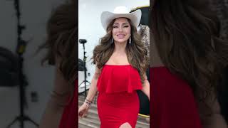 The Story of Alejandra Rojas – How This Curvy Artist Inspires the World with Her Art \u0026 Self-Love