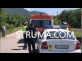 Спукана гума изхвърли Лада край пътя и я заби в дърво 