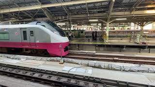 E657系K12編成（フレッシュひたちリバイバル・赤色）が特急ひたち20号品川行きとして東京駅9番線を発車するシーン　2025年8月5日午後17時49分撮影