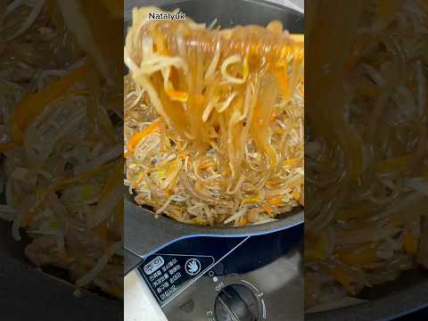 Japchae КАК БЫСТРО И БЕЗ ЗАМОРОЧЕК ПРИГОТОВИТЬ ЖЕВАТЕЛЬНУЮ СТЕКЛЯННУЮ ЛАПШУ ПО КОРЕЙСКИ 'ЧАБЧХЕ'