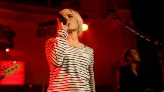 Video thumbnail of "Broken Girl - Ilse DeLange (Live @ Qmusic Showcase)"