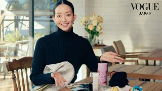 松島花がバッグの中身を披露。愛猫のエピソードや、うっかりハプニングも!? | In The Bag | VOGUE JAPAN