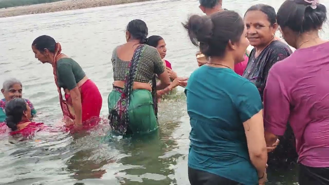 ताई ने किया सखियों के साथ गंगा स्नान हरिद्वार धनवंती हरियाणवी ताई 🗾🙏