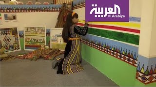 طفلة سعودية تجيد فن القط العسيري