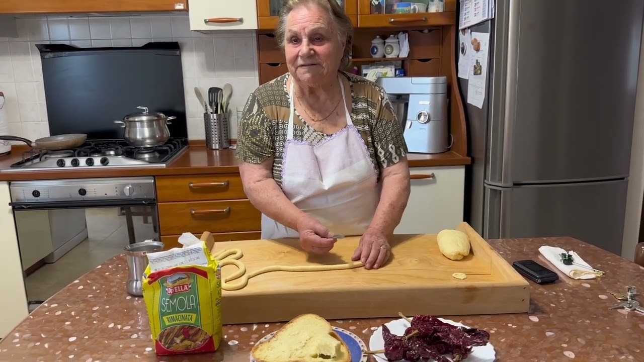 Orecchiette con mollica fritta e peperoni cruschi (Matera)