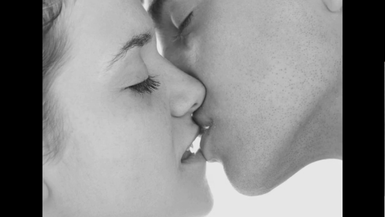 Женщины нежно целуют женщин. Поцелуй. Нежный поцелуй. Поцелуй в губы. Красивый поцелуй в губы.