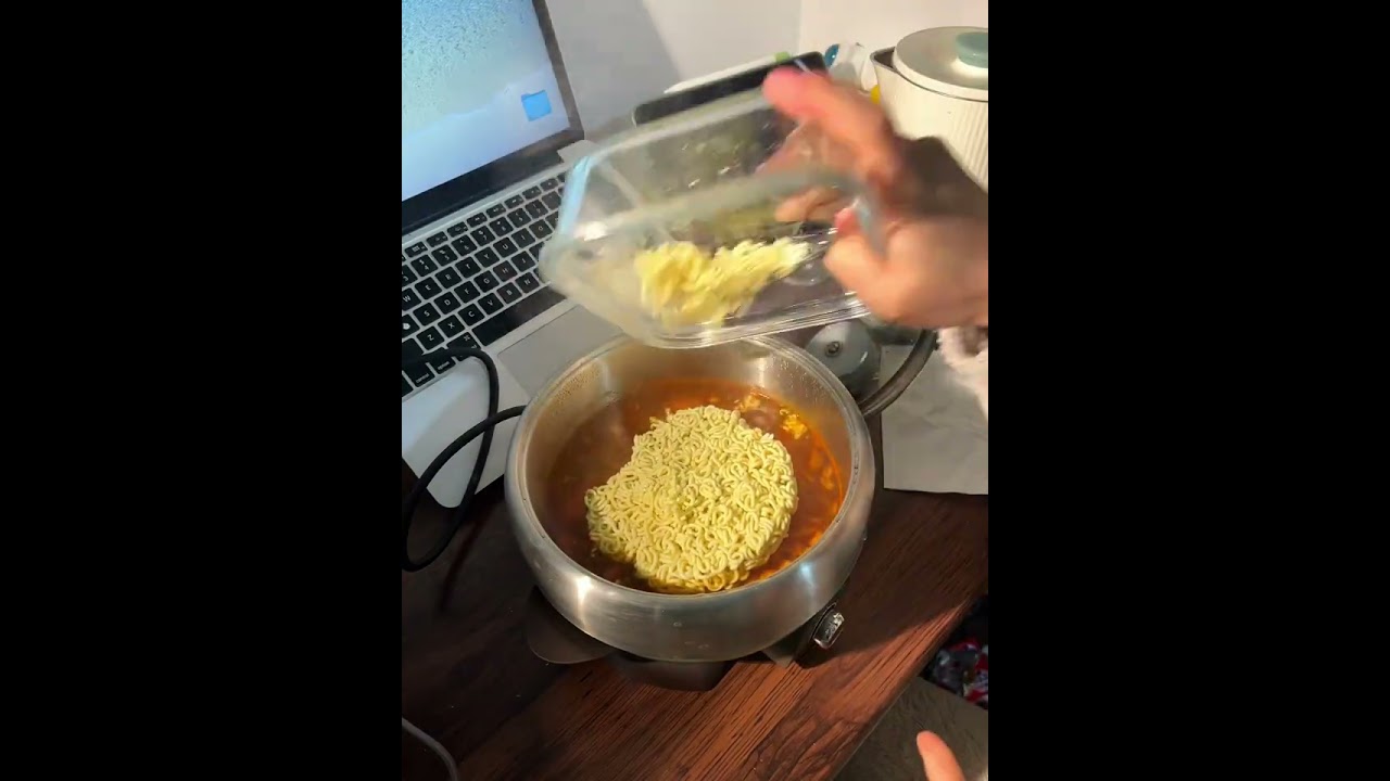 凌晨的泡面比山珍海味都香. 