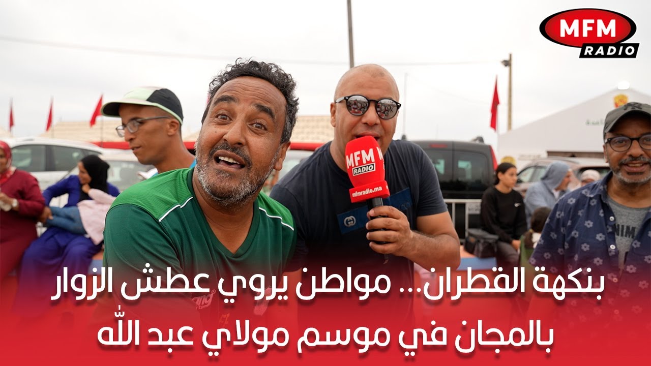 بنكهة القطران… مواطن يروي عطش الزوار بالمجان في موسم مولاي عبد الله