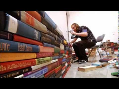 Videó: Mike Stilkey beltéri művészetének új formája: Könyvfestés