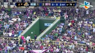 20130809 CPBL 猿VS犀牛 6下 陳凱倫三壘方向強襲安打 犀牛將比數超前 1:2