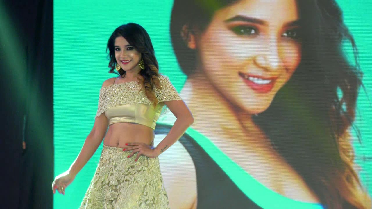 Big Boss Fame Sakshi Agarwal Ramp Walk at the Prawolion Fashion Show | Prawolion Fashion Week