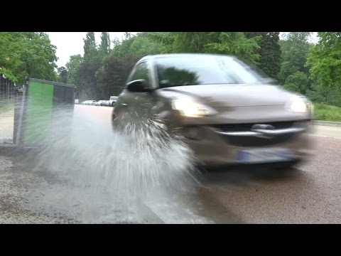 Vidéo: Pourquoi ma voiture dérape sous la pluie ?