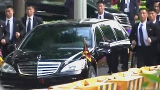 米朝首脳会談　大きな飛行機と走るボディガード