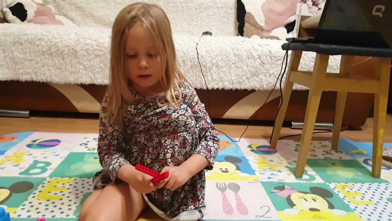 Хозяйка делает свой домик