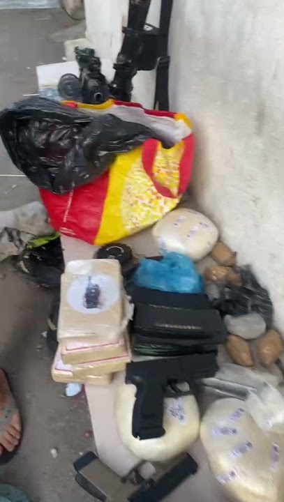 Traficante da favela do muquiço TCP pula pro CV com 4 fuzil,  2 pistolas, uns kilo de pó, e munições