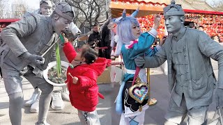 The Cute Child And The Beautiful Girl Feed The Silver Man Lollipops Together So Heartwarming! #fun