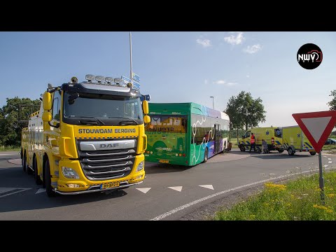 Lijnbus botst op rotonde Elburg, buschauffeur onwel