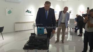 Bosnian Serb leaders vote in Bosnia's general election