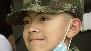 Niño con cáncer recibe camuflado en emotiva ceremonia del Ejército Nacional