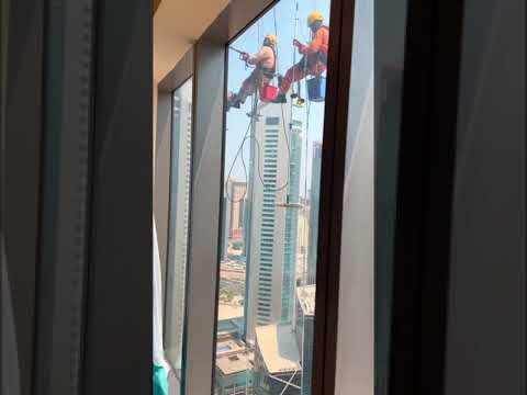 Как моют окна в небоскребах в Катаре 😱