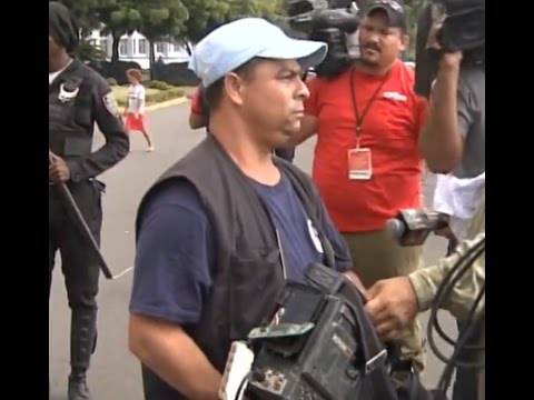 Agrede a un camarógrafo durante protesta contra sentencia 168-13 frente Tribunal Constitucional