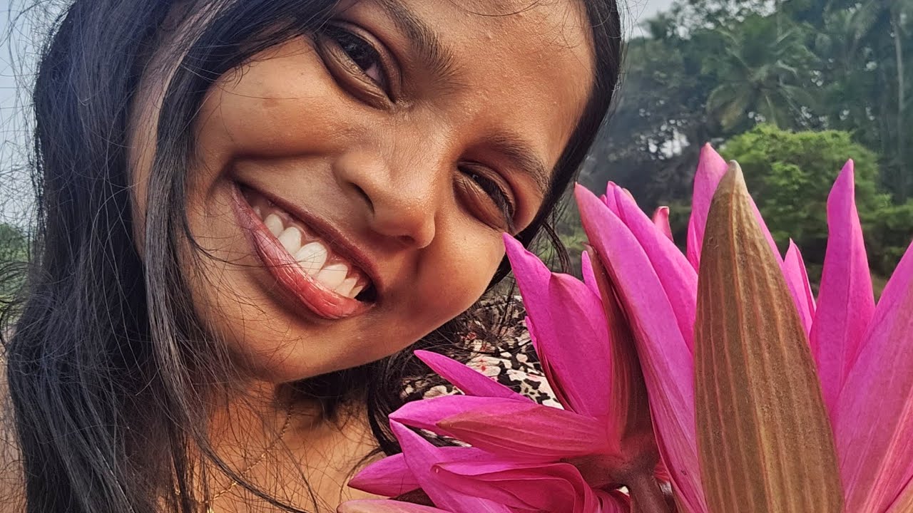 ആമ്പൽ പാടം കാണാൻ പോയതാ...!     