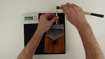 Wie stimme ich eine Kalimba?