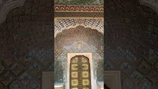 Роскошные ворота дворца в Джайпуре