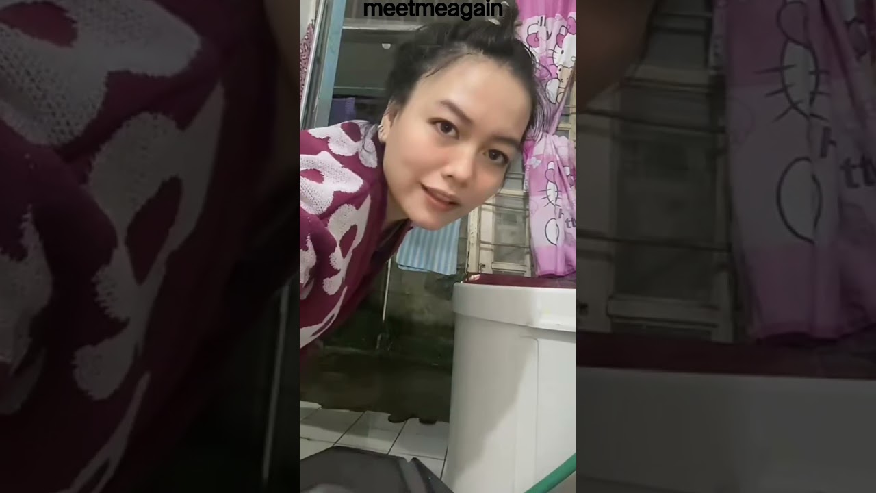 Daily activity: cewek ini lagi cuci baju di dini hari guys, rajin ya