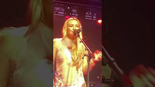 Celebrity Kate Hudson covers "Vasoline" with Dean DeLeo from Stone Temple Pilot Net Worth