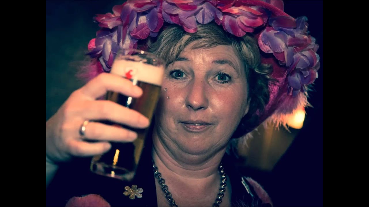 Overal waar de Meidjes zijn... YouTube