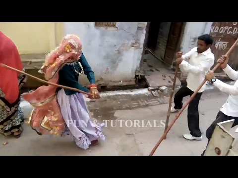 Видео: Lathmar Holi: взрив на цвят и битка между половете