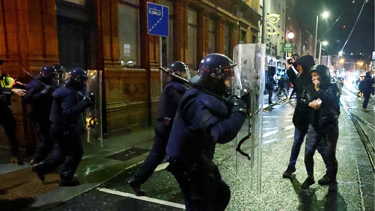 Бурные протесты в отеле в Дублине, где разместились просители убежища после предполагаемого сексу...